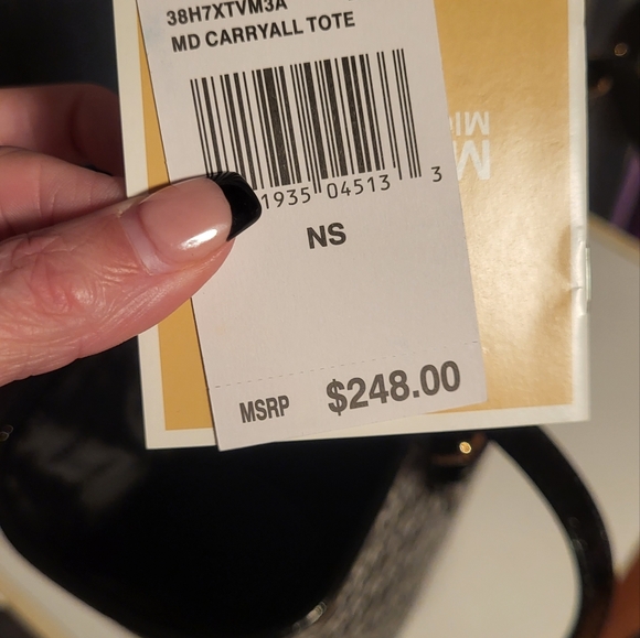 A basically brand new authentic MK bag❤️ - Picture 4 of 6